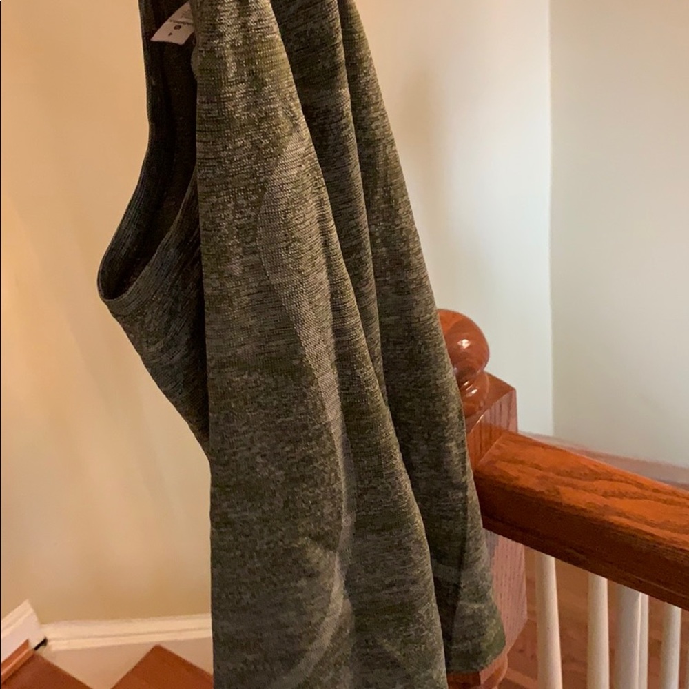 Lululemon tank. Never worn comes with lulu bag